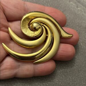 Vintage Swirl Design Gold Tone Brooch Pin - Signed TONA Hinged Tan / Gold